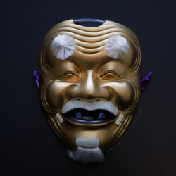 máscara dorada OKINA anciano