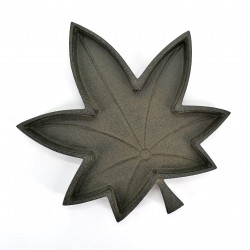 Small Japanese cast iron saucer, MEIPURU, maple leaf