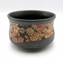 Japanische Teeschale aus Keramik, KURO FURURU, schwarz und Blumen