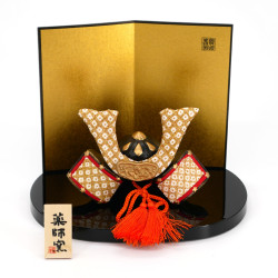 Ornement japonais casque kabuto noir or et orange en céramique et tissus, CHIRIMENSHUSSEKABUTO, 7.5 cm